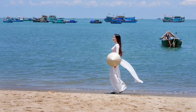 Người đàn ông giữ hồn cho áo dài việt không cưỡng lại được nên phải chụp thôi