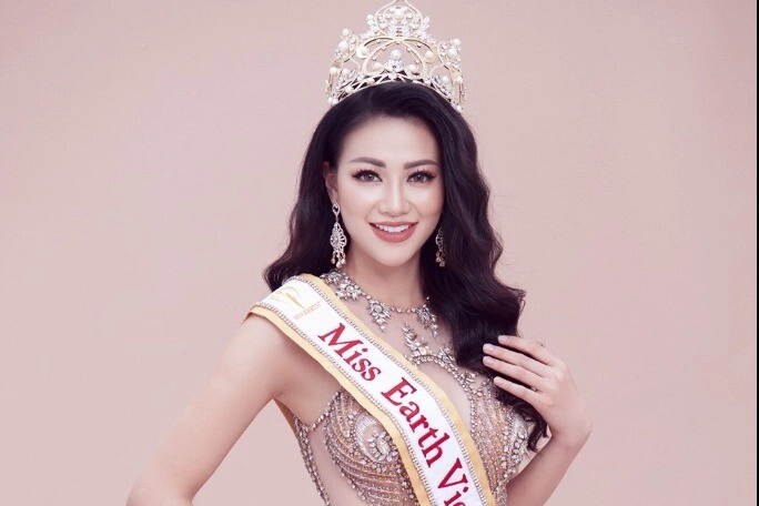Người đẹp nắm kỷ lục xuất khẩu thi quốc tế từng dính phốt tốc váy lên lịch sử đi thi bị chê mặc sến giờ ra sao