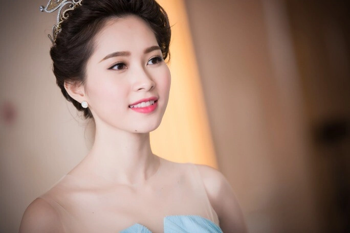 Người đẹp nắm kỷ lục xuất khẩu thi quốc tế từng dính phốt tốc váy lên lịch sử đi thi bị chê mặc sến giờ ra sao