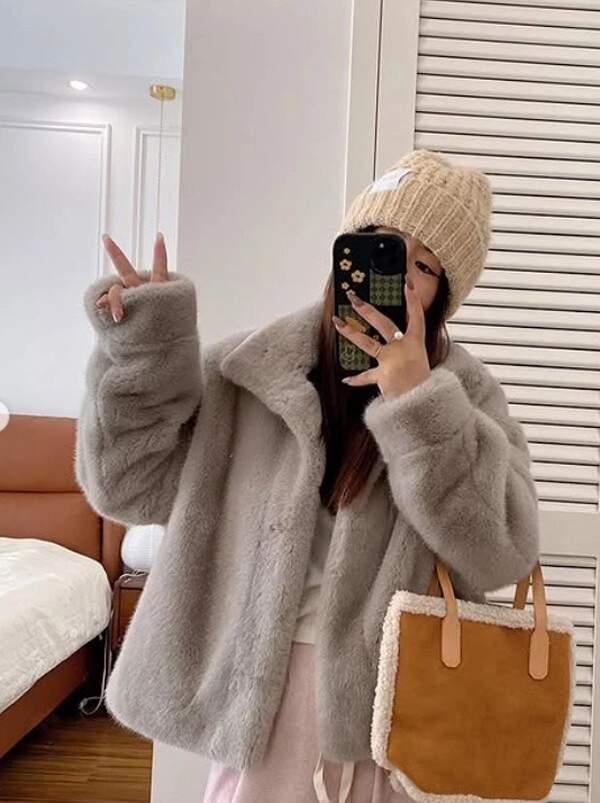 Nhìn lưu diệc phi mặc áo khoác lông tôi nhận ra nên sắm 4 kiểu áo này để trông như giới thượng lưu
