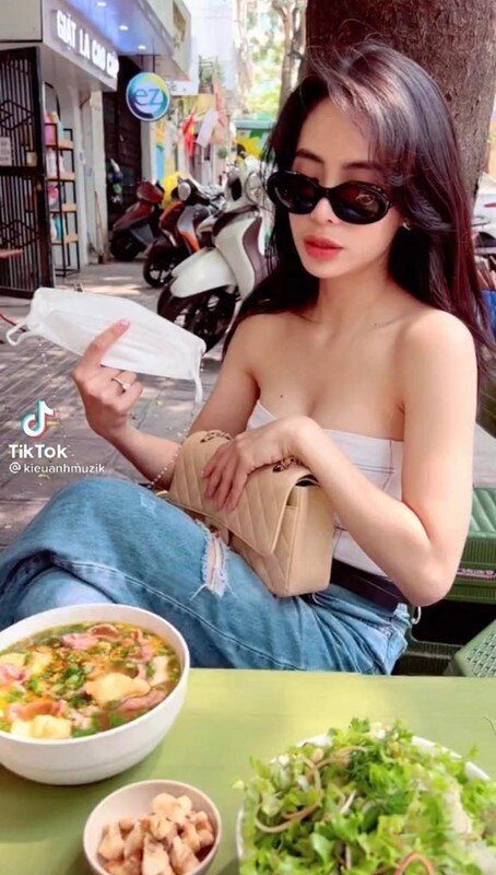 Những lần phú bà việt dát đồ hiệu đi ăn vỉa hè có người diện set đồ 16 tỷ đi ăn bún riêu riêng phượng chanel bị chê
