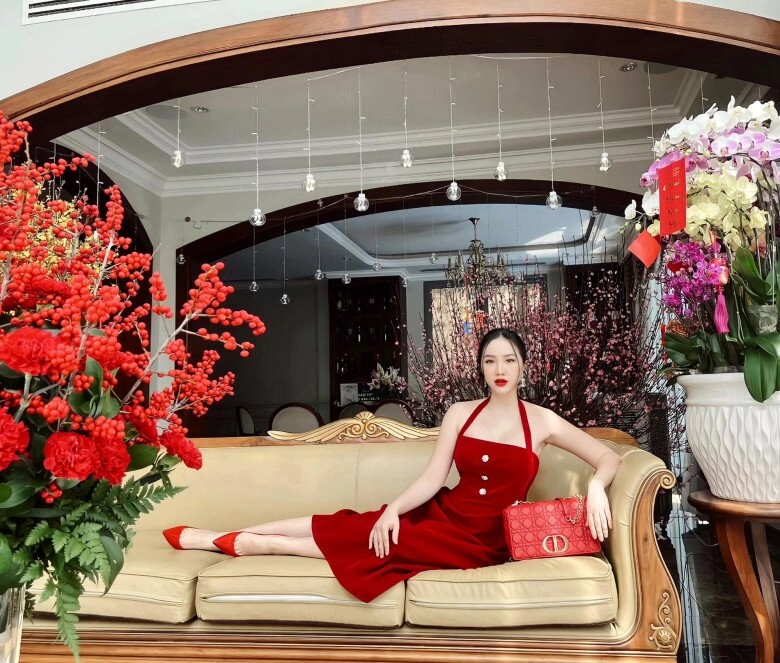 Những lần phú bà việt dát đồ hiệu đi ăn vỉa hè có người diện set đồ 16 tỷ đi ăn bún riêu riêng phượng chanel bị chê