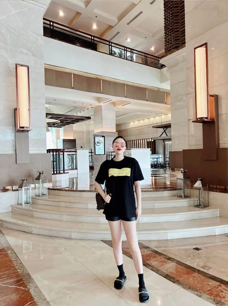 Những lần phú bà việt dát đồ hiệu đi ăn vỉa hè có người diện set đồ 16 tỷ đi ăn bún riêu riêng phượng chanel bị chê