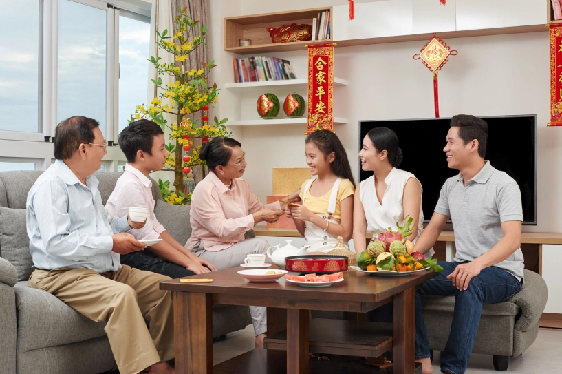 Niềm vui tết lan tỏa khi trao tặng người thân những điều trân quý
