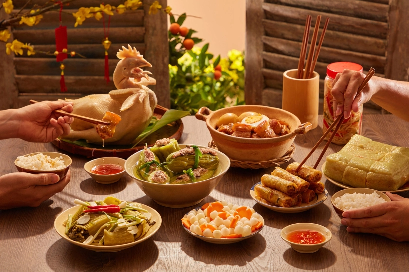 Niềm vui tết lan tỏa khi trao tặng người thân những điều trân quý