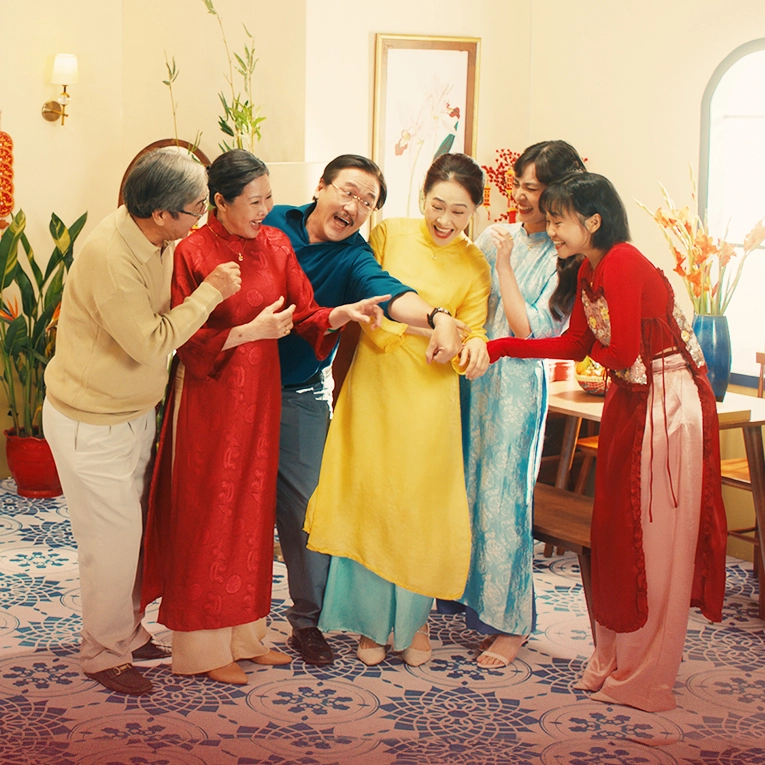 Niềm vui tết lan tỏa khi trao tặng người thân những điều trân quý