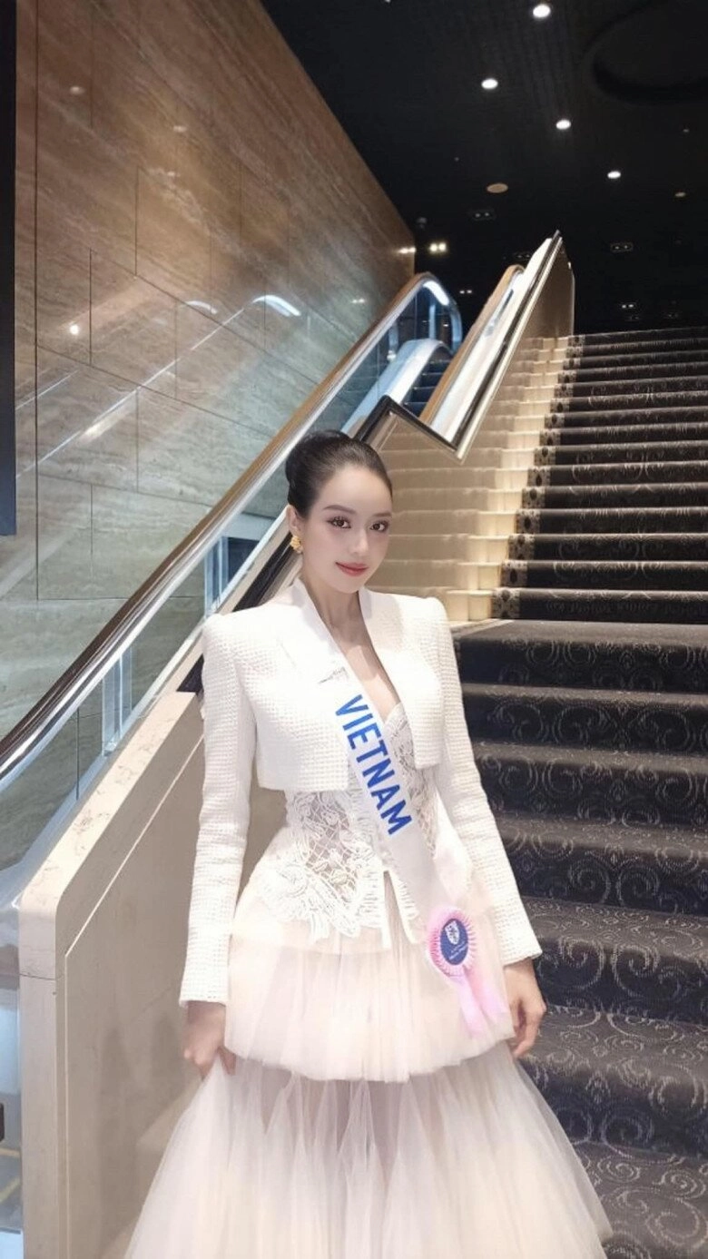Ntk lê thanh hoà stylist phong trương chia sẻ về chiếc đầm dạ hội giúp thanh thuỷ làm nên lịch sử nhan sắc việt