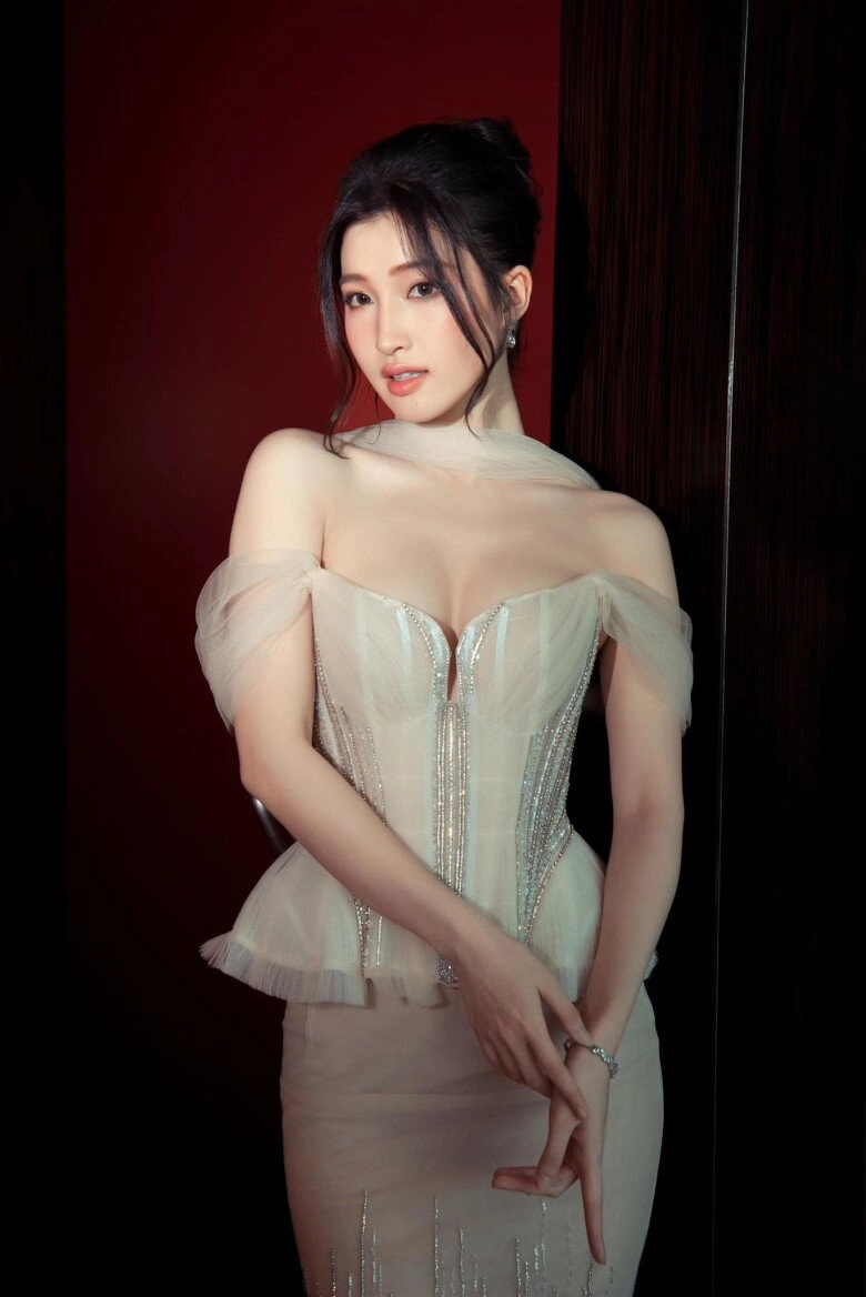 Phương nhi - lương thùy linh có style đối lập người mặc hở phải xin lỗi mẹ người style ngọt ngào chuẩn dâu hào môn