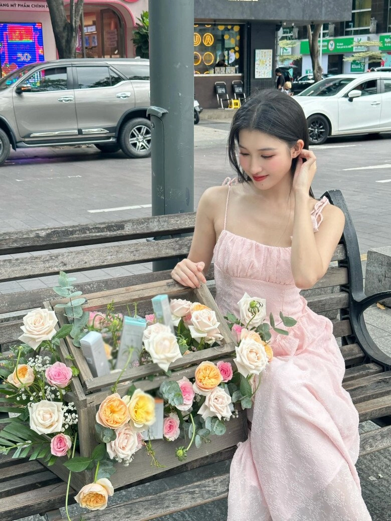 Phương nhi - lương thùy linh có style đối lập người mặc hở phải xin lỗi mẹ người style ngọt ngào chuẩn dâu hào môn