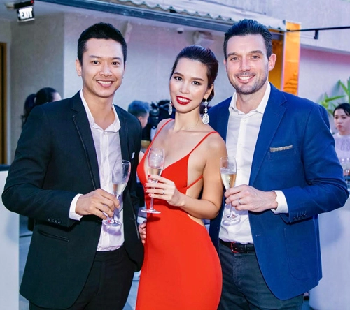 Siêu mẫu hồ đức vĩnh đốn tim phái đẹp với vest và kính hàng hiệu