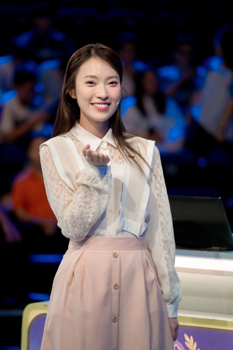 Sở thích diện sơ mi của mc khánh vy