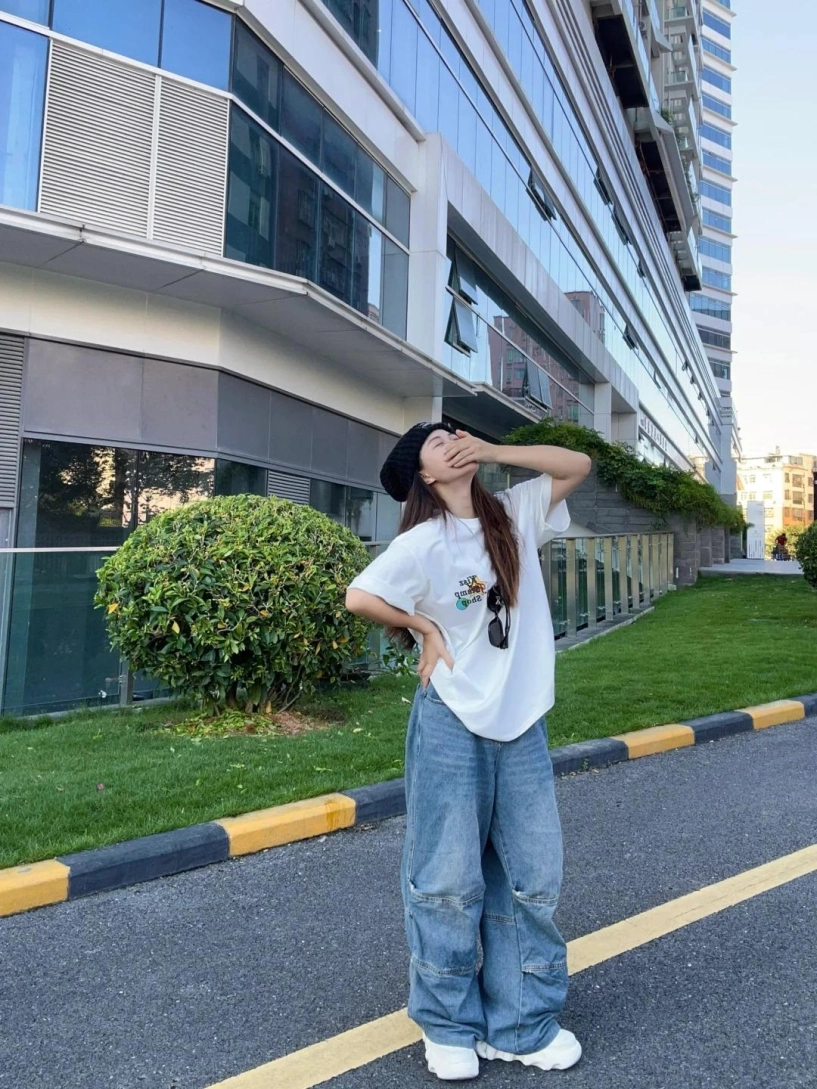 Tết này chỉ sắm một đôi giày thể thao chị em tự tin mặc đẹp với 6 công thức