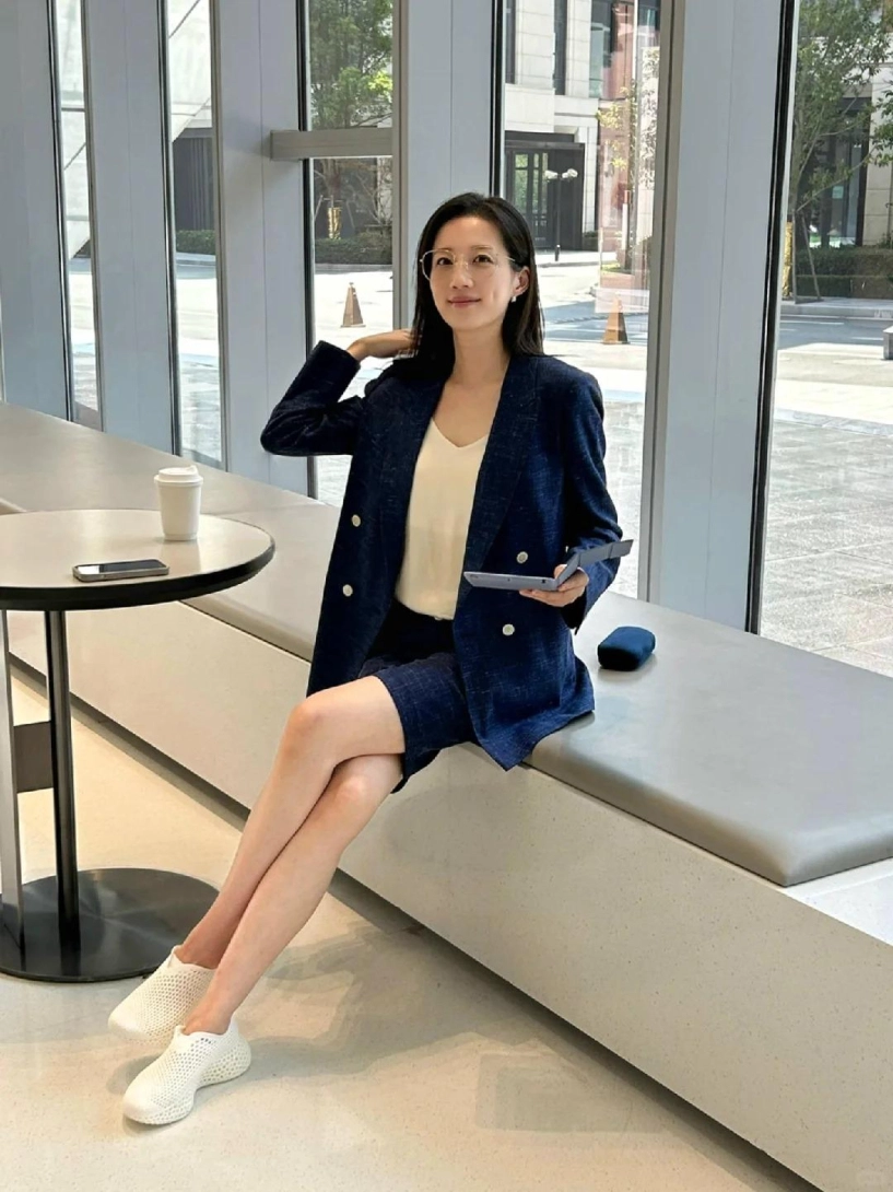 Tết này chỉ sắm một đôi giày thể thao chị em tự tin mặc đẹp với 6 công thức