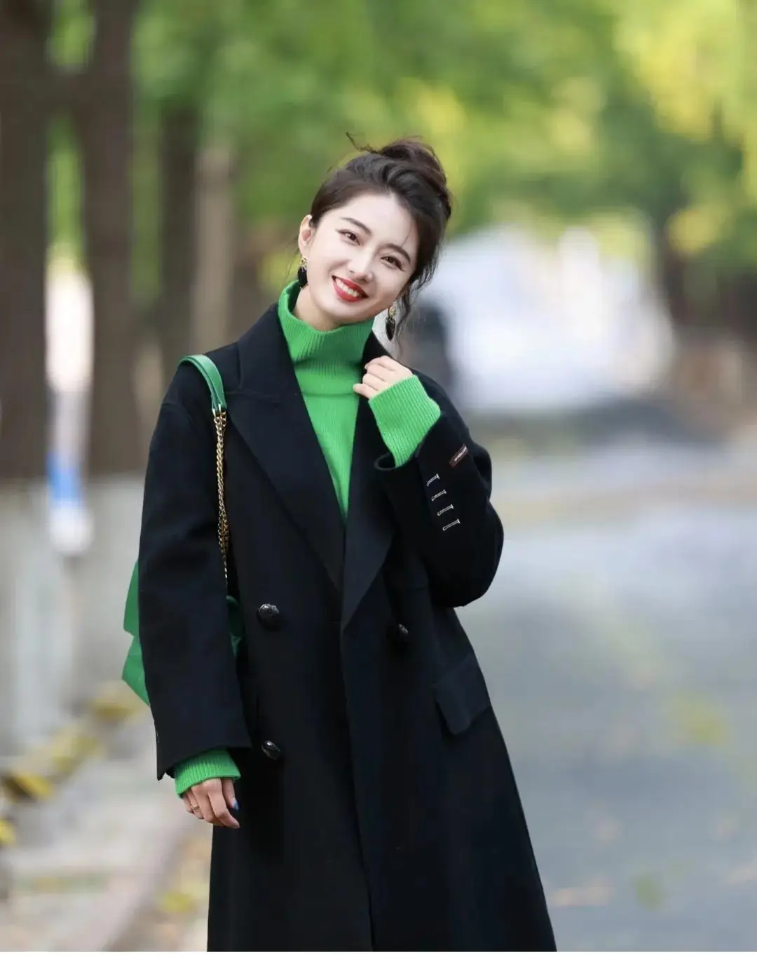 Tết này đừng mặc đen trắng chị em cứ phối với những màu này đảm bảo gặp ai cũng được khen da trắng dáng xinh
