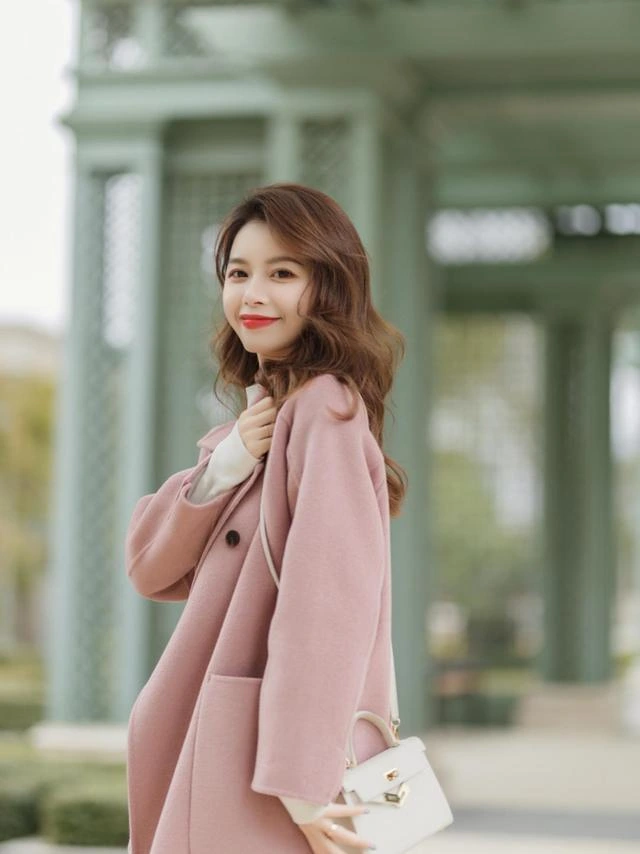 Tết này không chỉ mặc màu đỏ chị em ghim ngay 10 cách mặc áo sáng màu tươi trẻ giúp bạn được khen hết lời