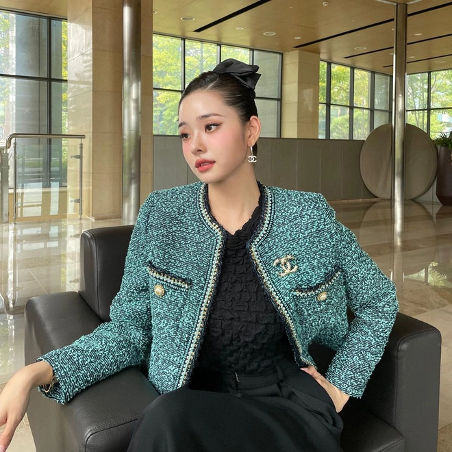 Tết này không chỉ mặc màu đỏ chị em ghim ngay 10 cách mặc áo sáng màu tươi trẻ giúp bạn được khen hết lời