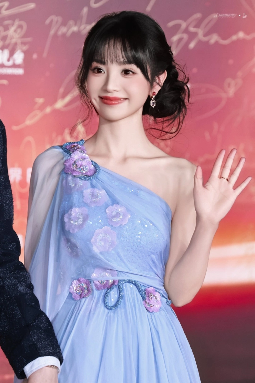 Thảm đỏ đêm hội weibo 2024 dương tử xuyên không trần đô linh bùng nổ visual