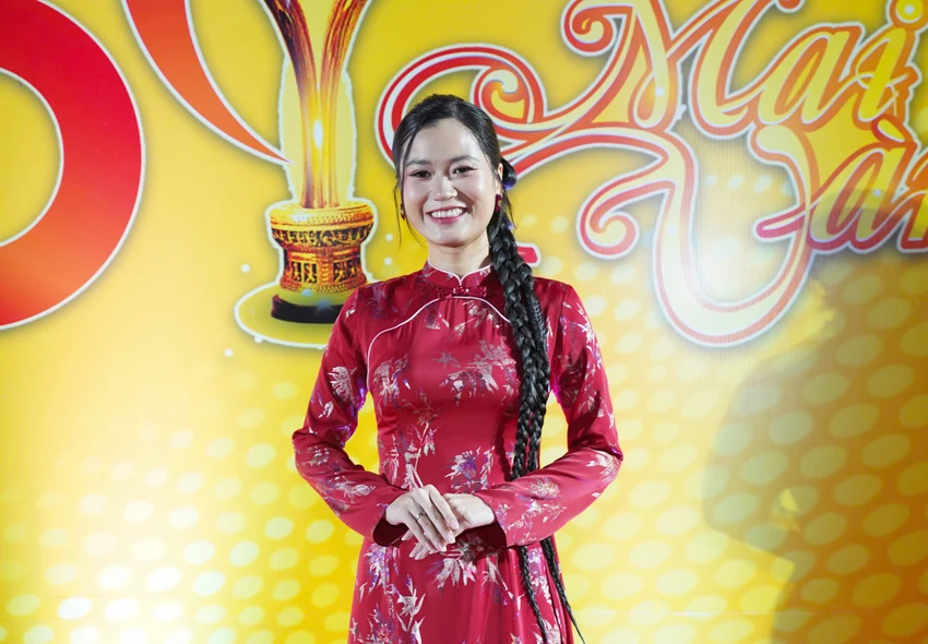 Thảm đỏ lễ trao giải mai vàng lâm vỹ dạ diện áo dài kín đáo không ngại đứng cùng thảm đỏ với các nàng hậu đình đám