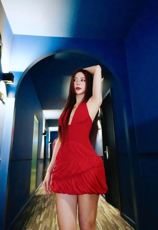 Thời trang phang thời tiết khoe ngọc ngà của người đẹp đêm countdown