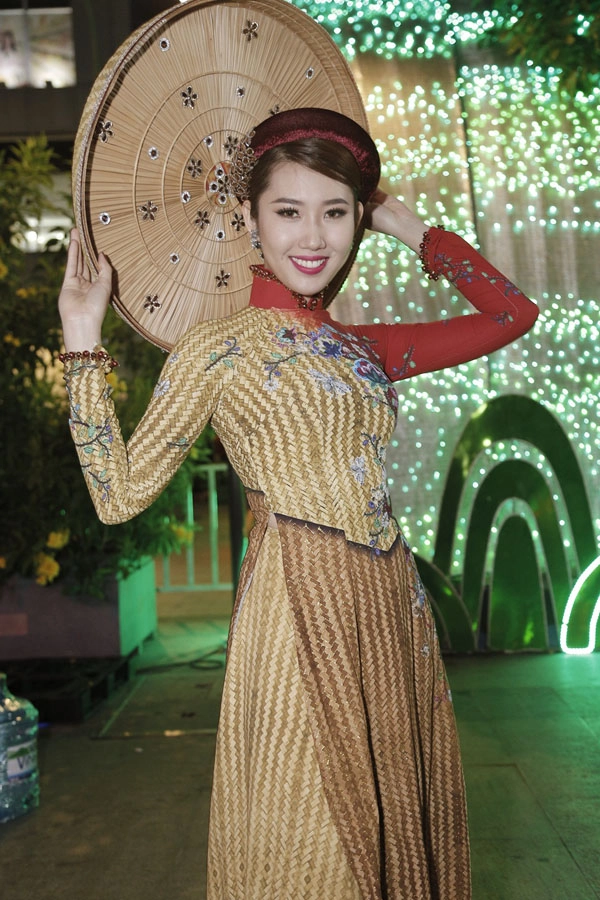 Thúy ngân tự tin làm vedette tại lễ hội áo dài