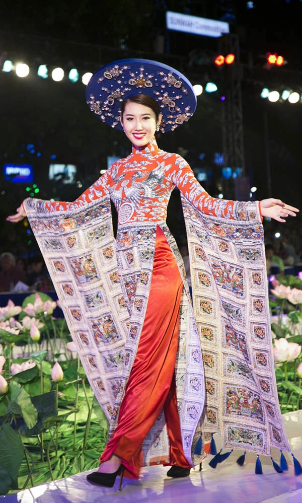 Thúy ngân tự tin làm vedette tại lễ hội áo dài