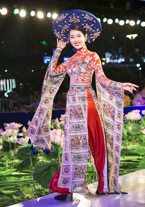 Thúy ngân tự tin làm vedette tại lễ hội áo dài