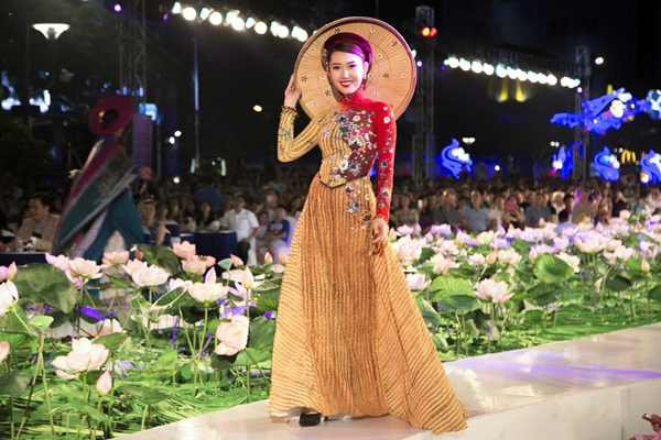 Thúy ngân tự tin làm vedette tại lễ hội áo dài