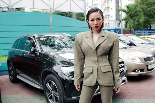 Tóc tiên lên tiếng giải thích về chiếc áo vest bị ví như bù nhìn