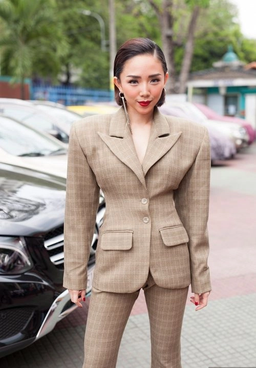 Tóc tiên lên tiếng giải thích về chiếc áo vest bị ví như bù nhìn