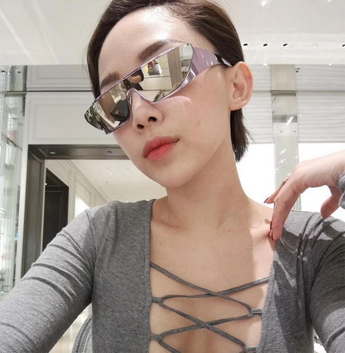Tóc tiên một khi đã chọn kính thì không thể tầm thường được