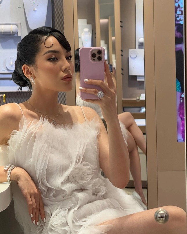 Trở về từ miss universe 2024 hoa hậu kỳ duyên có phong độ ăn mặc thất thường