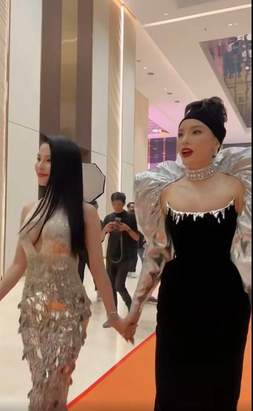 Trở về từ miss universe 2024 hoa hậu kỳ duyên có phong độ ăn mặc thất thường