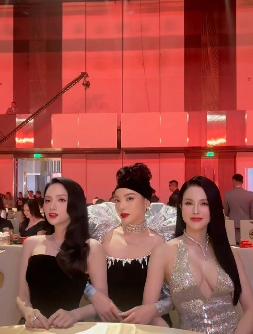 Trở về từ miss universe 2024 hoa hậu kỳ duyên có phong độ ăn mặc thất thường