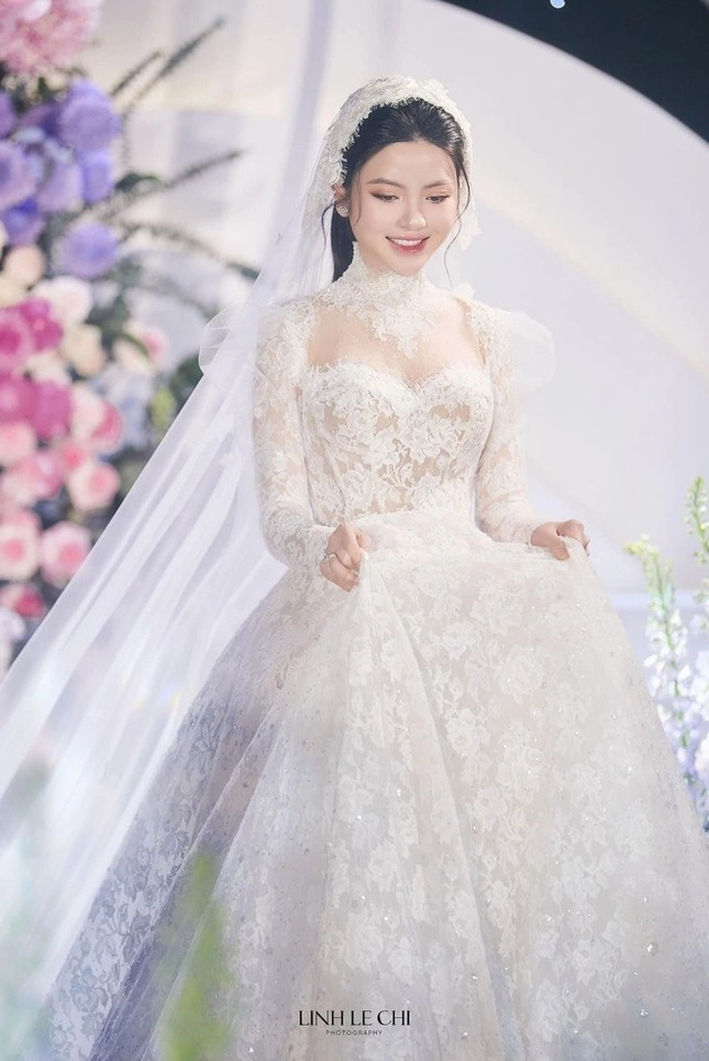 Váy cưới của hoa hậu khánh vân đụng ý tưởng với những cô dâu đình đám nào