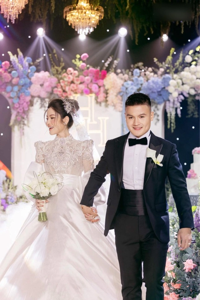 Váy cưới của hoa hậu khánh vân đụng ý tưởng với những cô dâu đình đám nào