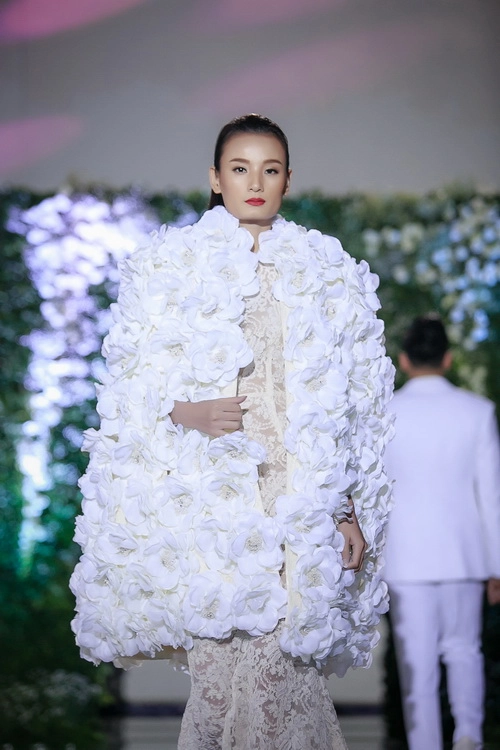 Váy hoa hồng vẫn thu hút khách