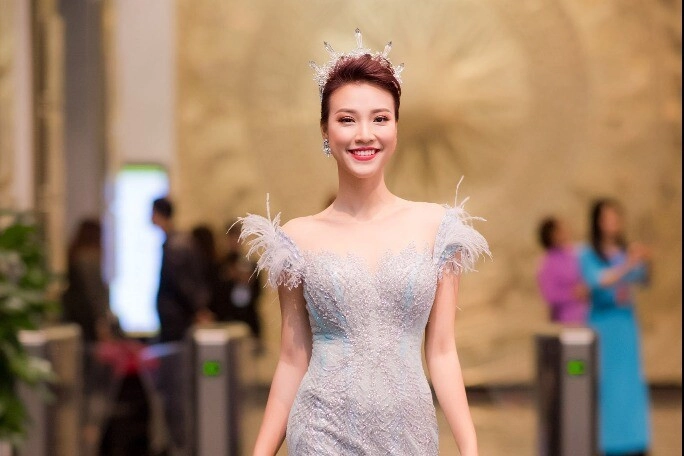 Việt nam có 1 mc thi sắc đẹp không đoạt giải vẫn được gọi hoa hậu gây tranh cãi khi khóa môi bóng hồng