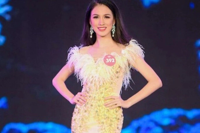 Việt nam có 1 mc thi sắc đẹp không đoạt giải vẫn được gọi hoa hậu gây tranh cãi khi khóa môi bóng hồng