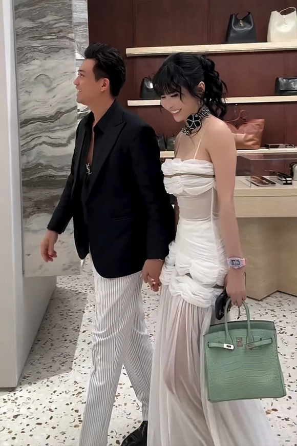 Vợ đại gia minh nhựa đeo đồng hồ 7 tỷ xách túi vài tỷ đồng đi mua sắm