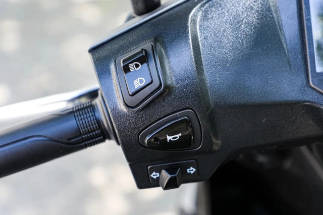 Vrs150 2025 sở hữu dàn chân ngang tầm honda sh nhưng giá chưa tới 50 triệu