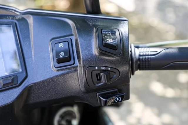 Vrs150 2025 sở hữu dàn chân ngang tầm honda sh nhưng giá chưa tới 50 triệu