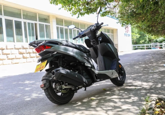 Vrs150 2025 sở hữu dàn chân ngang tầm honda sh nhưng giá chưa tới 50 triệu