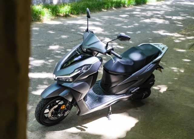 Vrs150 2025 sở hữu dàn chân ngang tầm honda sh nhưng giá chưa tới 50 triệu