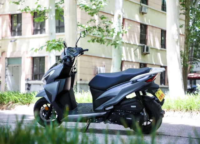Vrs150 2025 sở hữu dàn chân ngang tầm honda sh nhưng giá chưa tới 50 triệu