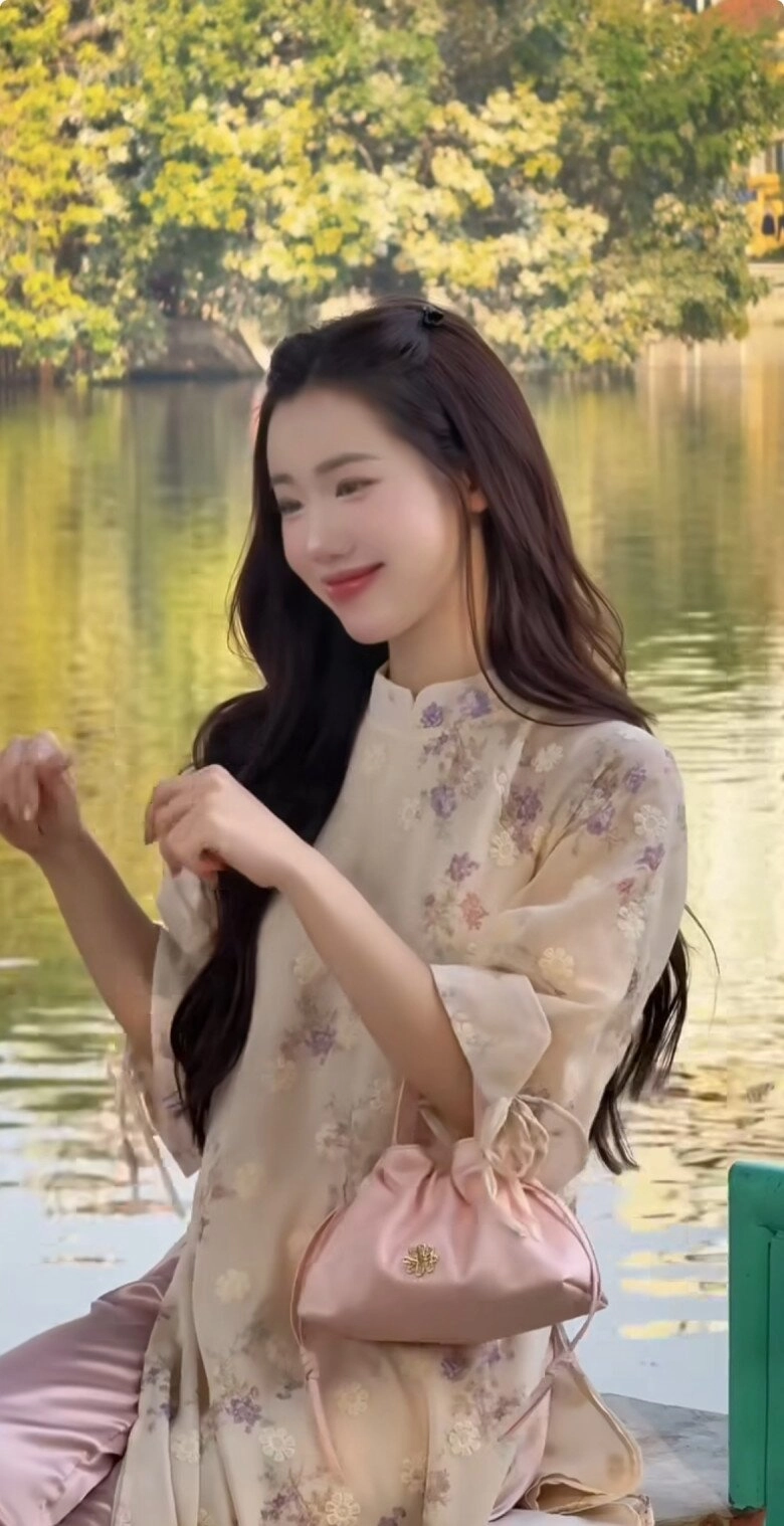 Xuất hiện hot girl áo dài ngỡ gái hàn lướt vài giây cũng hút triệu views vì quá xinh đẹp