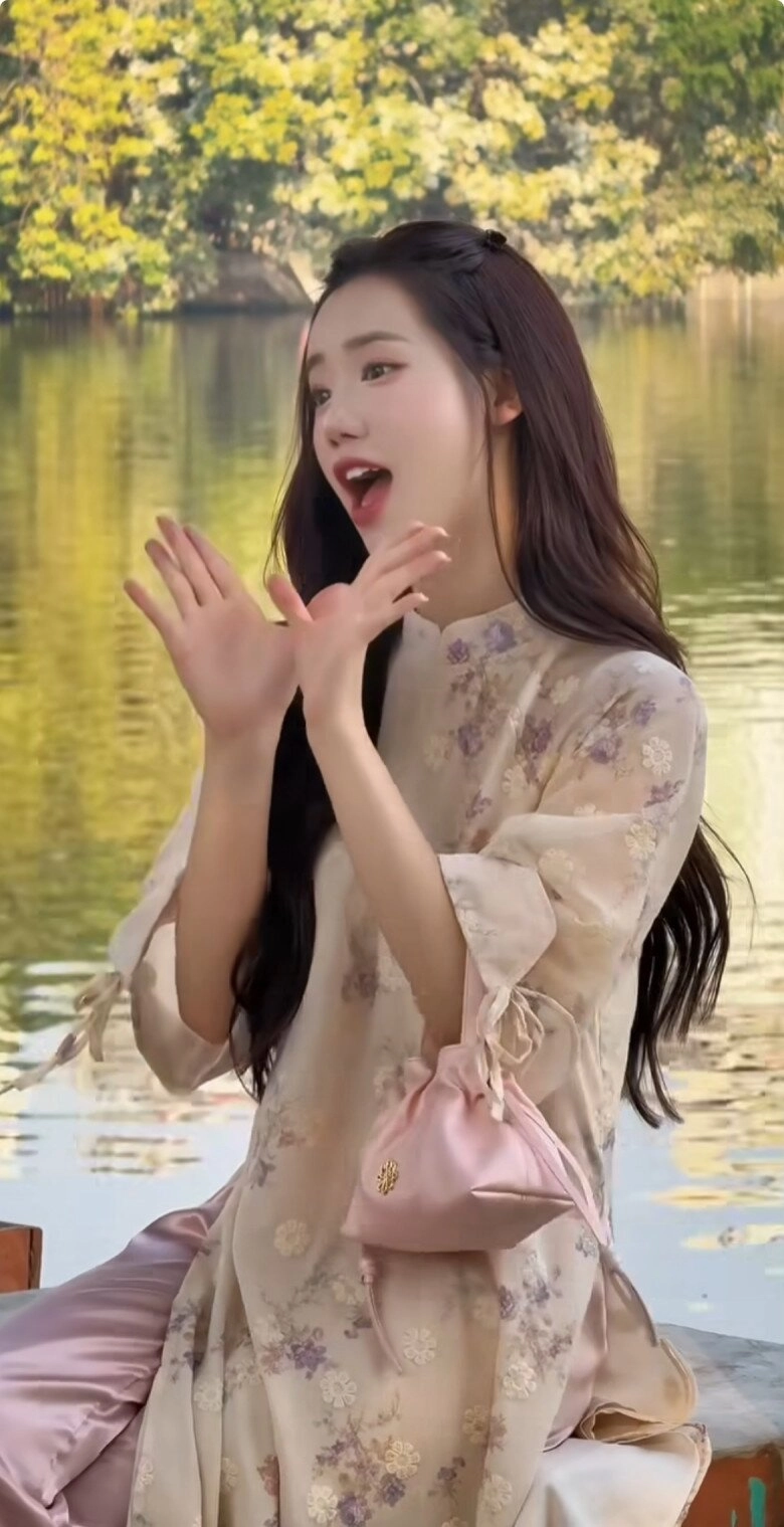 Xuất hiện hot girl áo dài ngỡ gái hàn lướt vài giây cũng hút triệu views vì quá xinh đẹp