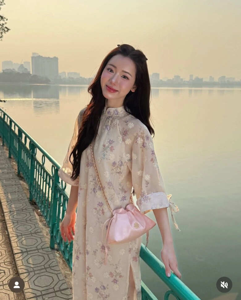 Xuất hiện hot girl áo dài ngỡ gái hàn lướt vài giây cũng hút triệu views vì quá xinh đẹp