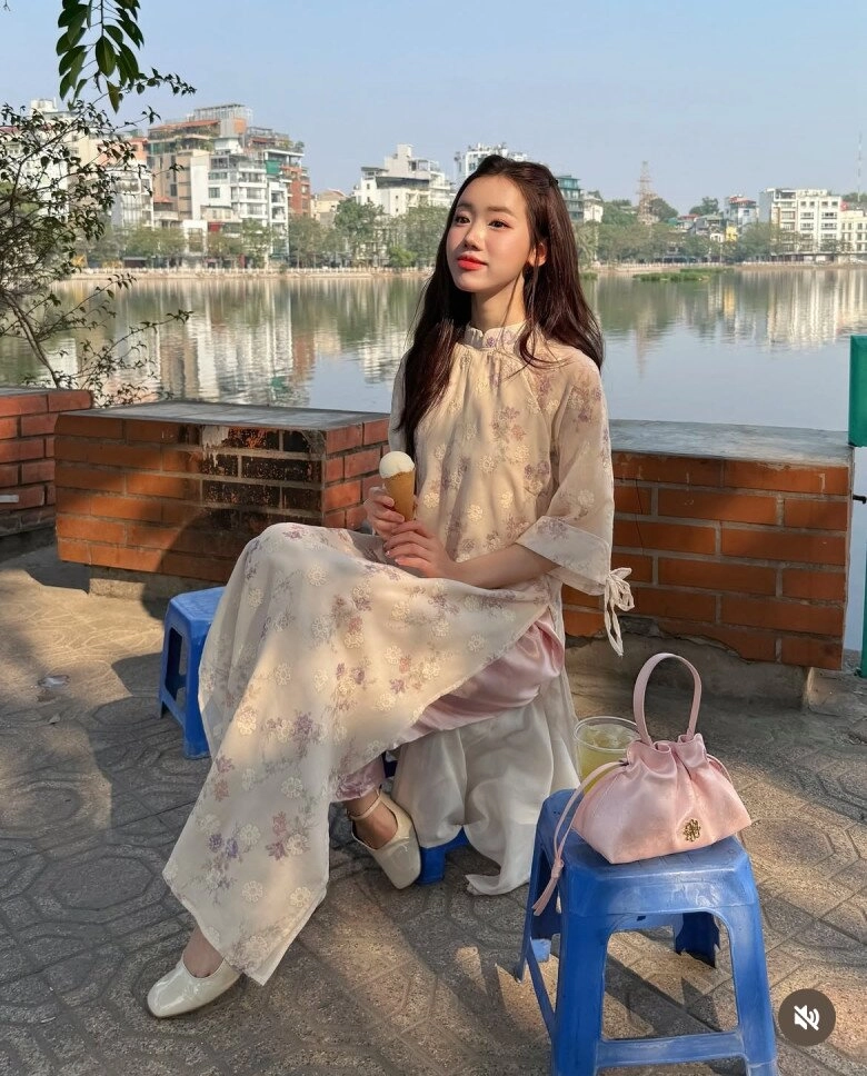 Xuất hiện hot girl áo dài ngỡ gái hàn lướt vài giây cũng hút triệu views vì quá xinh đẹp