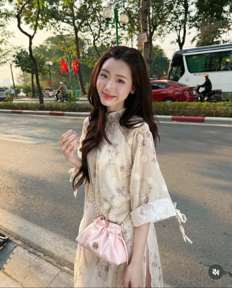 Xuất hiện hot girl áo dài ngỡ gái hàn lướt vài giây cũng hút triệu views vì quá xinh đẹp
