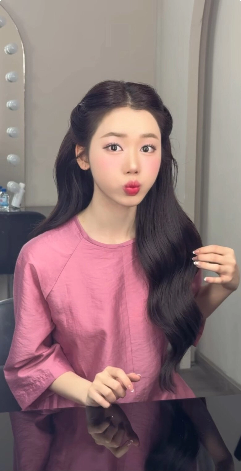 Xuất hiện hot girl áo dài ngỡ gái hàn lướt vài giây cũng hút triệu views vì quá xinh đẹp